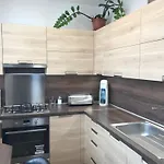 Novy V Ostrave U Misky S Akvariem A Vyhledem Z Balkonu Na Beskydy اوسترافا