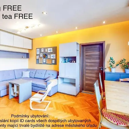 Novy V Ostrave U Misky S Akvariem A Vyhledem Z Balkonu Na Beskydy * اوسترافا